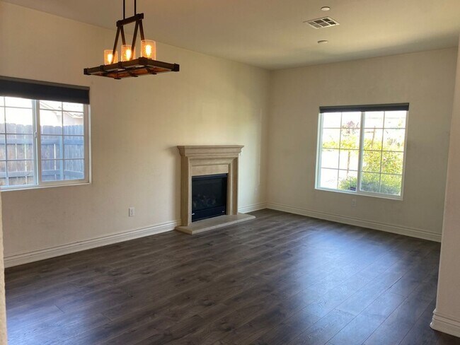 Building Photo - Like New Spacious Home in Gated Community