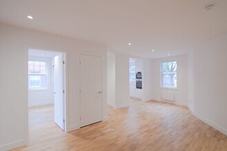 Building Photo - 5550 Rue Snowdon