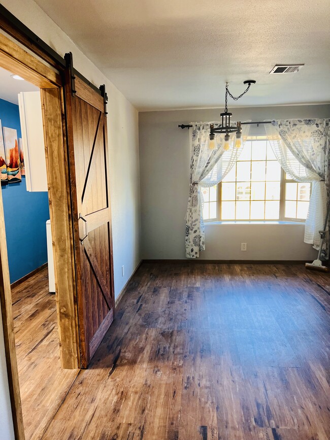Building Photo - 1601 Kiva Dr