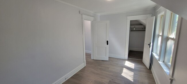 Building Photo - AVAILABLE JUNE 1ST - 2 Bed/ 1 Bath w/ Great Yard!