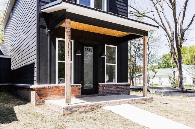 Building Photo - 1333 S Duncan Ave