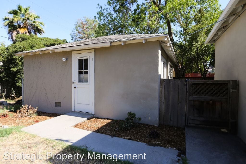 Primary Photo - 1460 N Farris Ave