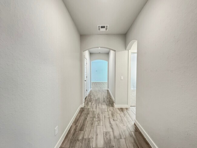 Building Photo - 736 Ft Leonard