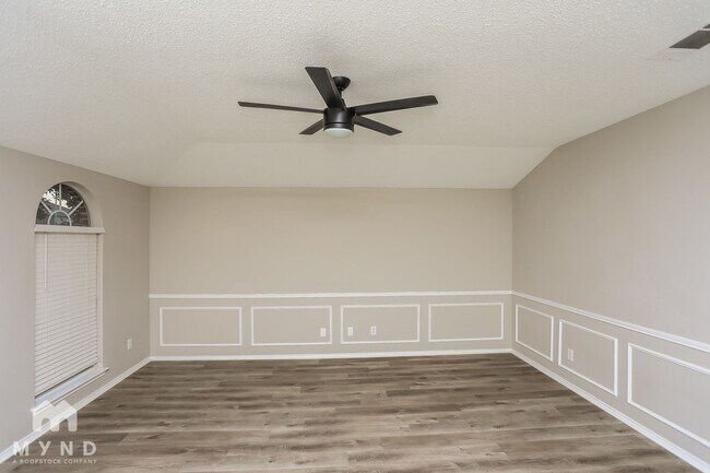 Building Photo - 605 Raven Dr