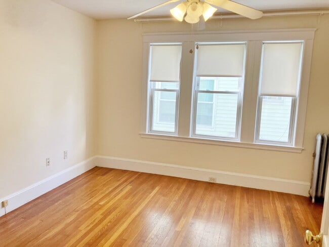 Building Photo - No Broker fee!!! Good credit & Solid incom...