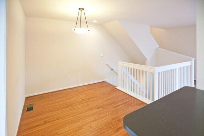 Building Photo - 807 Pallister
