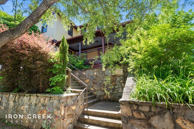 Foto del edificio - Stunning Furnished Rental in Historic Mont...