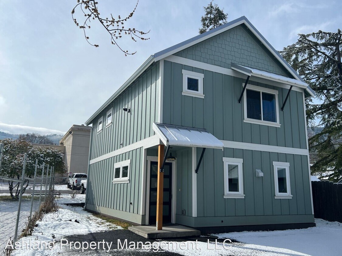 2 br, 2.5 bath House 878 Siskiyou Blvd House Rental in Ashland, OR