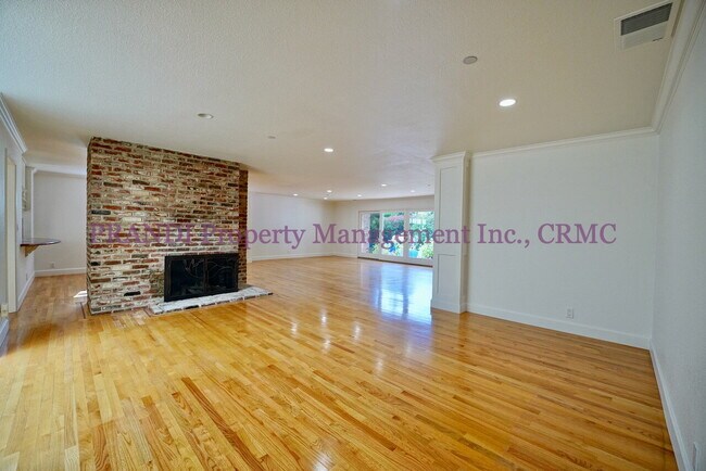 Foto del edificio - Country Club Home on Corner Lot, All One L...