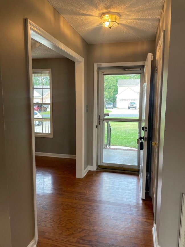 Building Photo - 3-4 Bed with 2 full baths and 2 car garage...