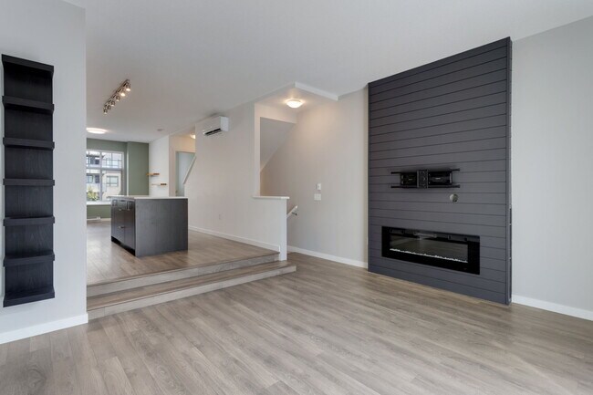 Photo du bâtiment - Luxury 4-Bedroom Townhome with 2-Car Garag...