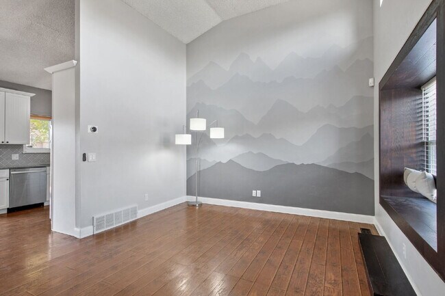 Foto del edificio - Beautiful 4 Bedroom Home with Backyard The...