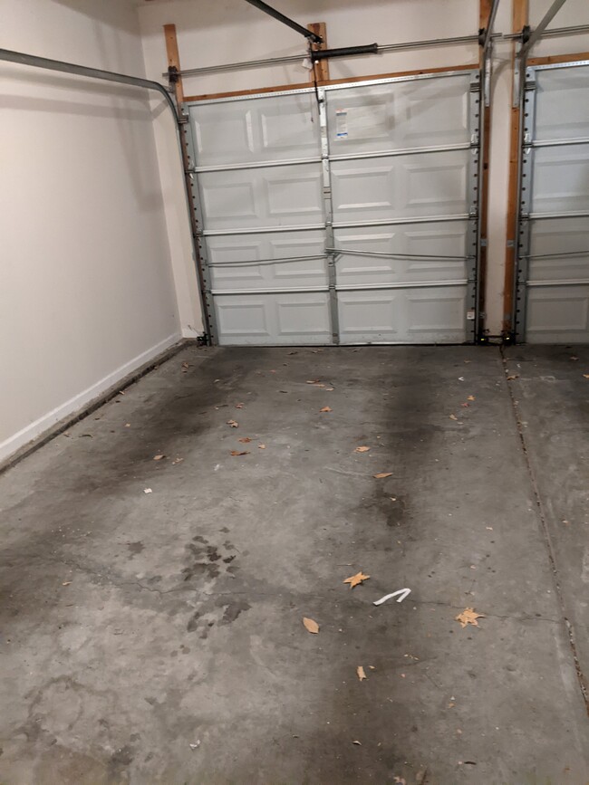 garage - 413 Lazy Creek Ln