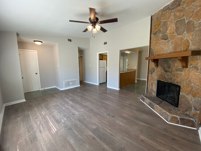Foto del edificio - 4 bedroom 2 bath in Village Green
