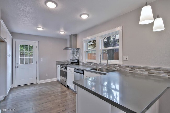 Building Photo - 2 br, 1 bath House - 219 Pearl St
