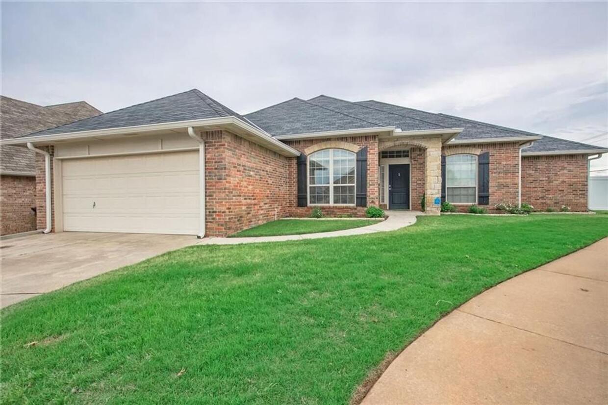 Foto principal - FOR LEASE IN EDMOND! LOCATED IN THE GATED ...