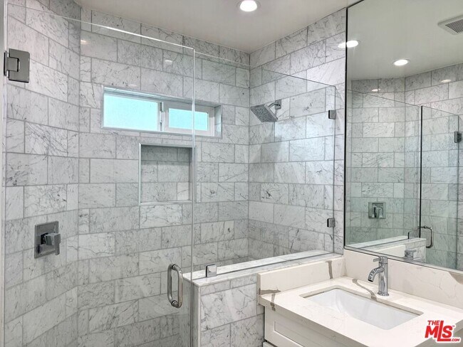Foto del edificio - 1233 N Harper Ave