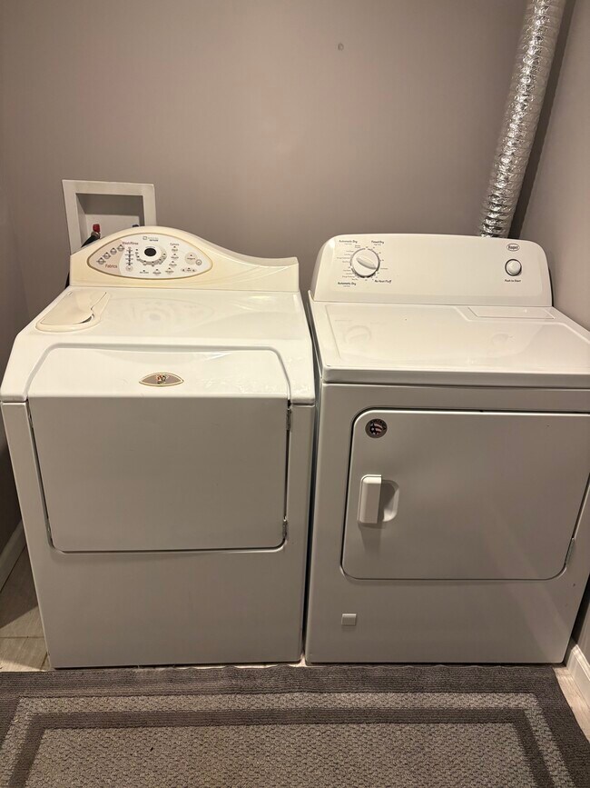 Foto del edificio - 324 Chestnut Heights Dr