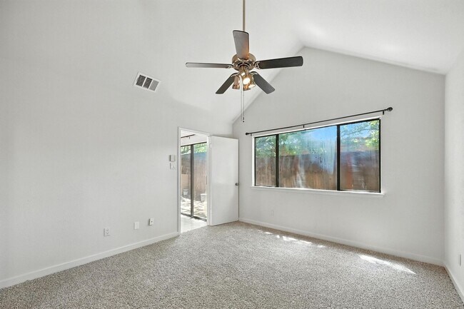 Foto del edificio - 4901 Tree Top Ln