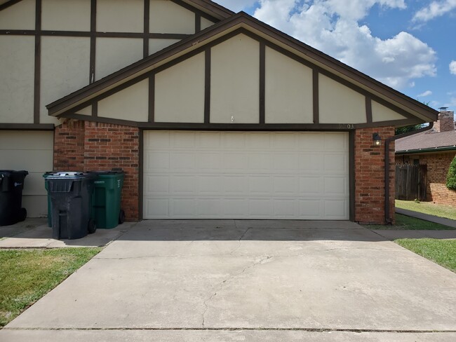 Photo - 9003 N Rockwell Dr House