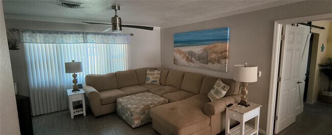 Foto del edificio - 824 Devon Rd