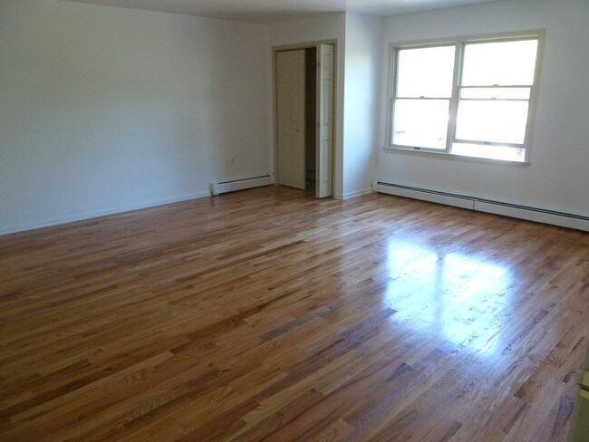 Building Photo - 17 E Ivy Ln