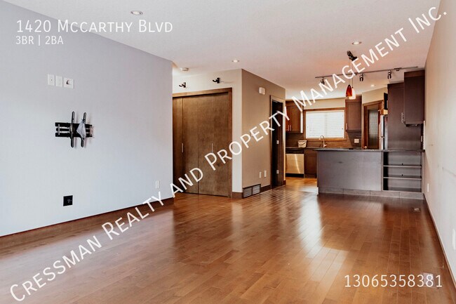 Photo du bâtiment - 3 bedrooms, 1.5 baths, double car garage