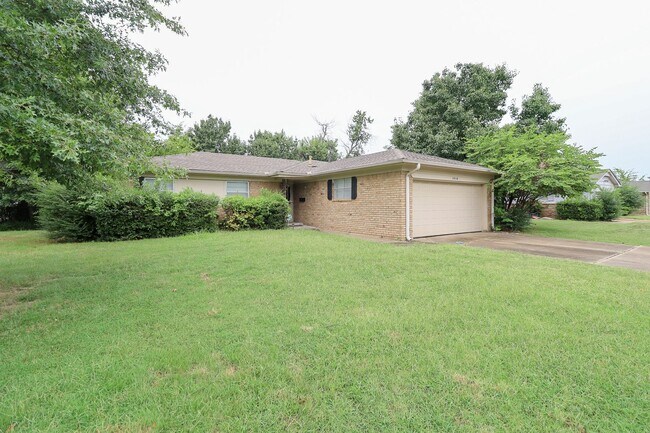 Building Photo - Prime Location! 3 bed/ 2 bath! Schedule a ...