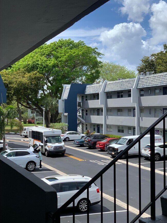 Building Photo - 7887 Golf Cir Dr