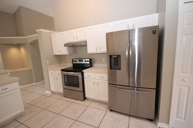 Foto del edificio - GORGEOUS 4 Bedroom, 2 Bathroom Home in Lak...