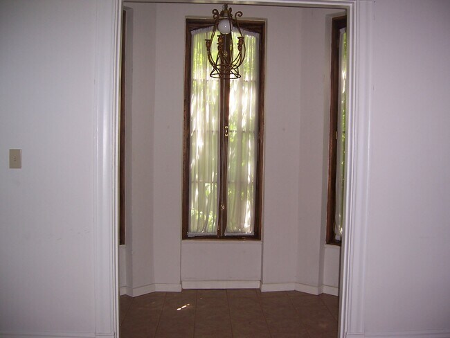 Building Photo - 510 S Highland Ave