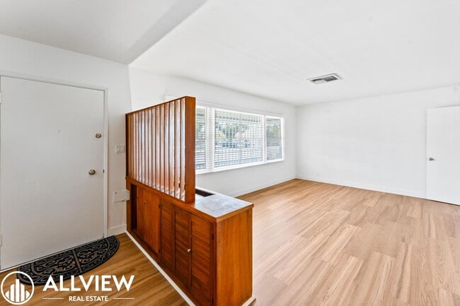 Foto del edificio - Stylishly Renovated Santa Ana Gem – 4-Bedroom Single-Story with Modern Upgrades & RV Parking