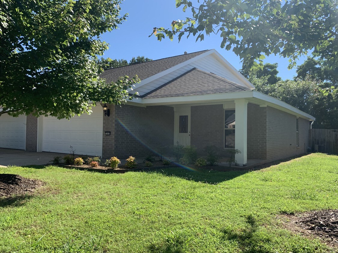 1809 Pointer Ln, Fayetteville, AR 72701 Condo for Rent in