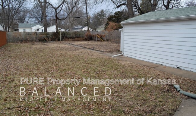 Building Photo - 1915 SW Moundview Dr