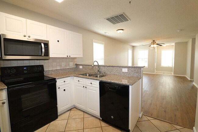 Foto del edificio - Light and Bright End unit 3 bdrm 2 bath to...