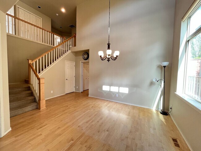Foto del edificio - Wonderful 4 Bed + 3 Bath in Tigard!! Offers Air Conditioning, Private Garage and Washer + Dryer!!