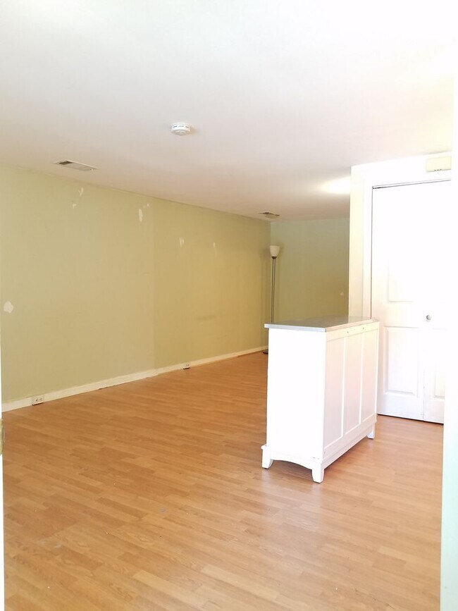 Building Photo - Adorable  second level Studio Condo available mid September!