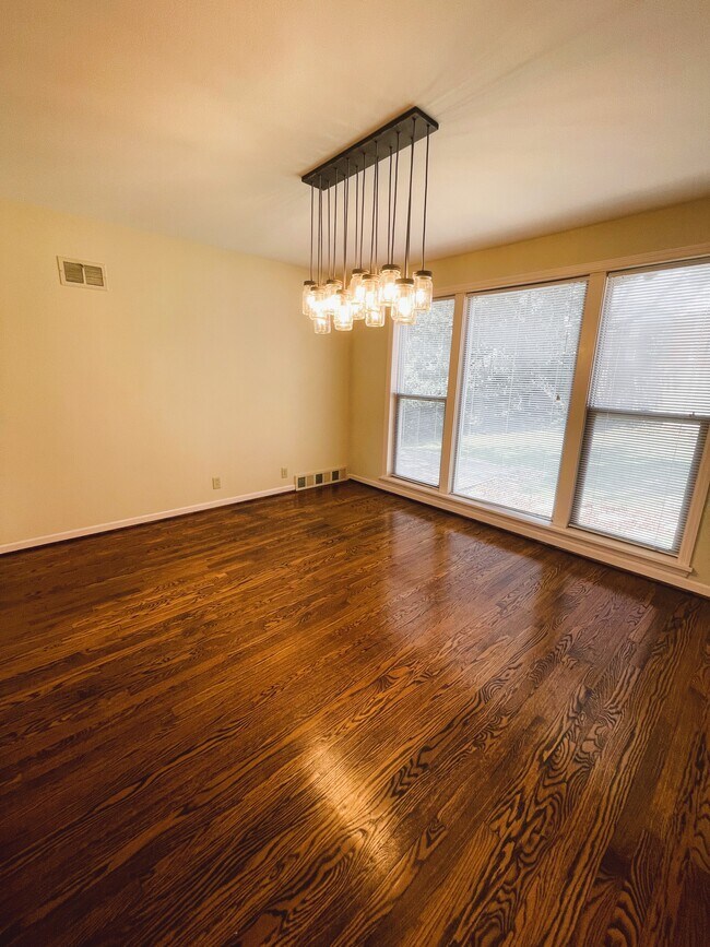Building Photo - 887 Berick Dr