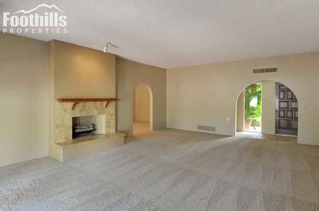 Building Photo - Spanish style Townhome in the Foothills