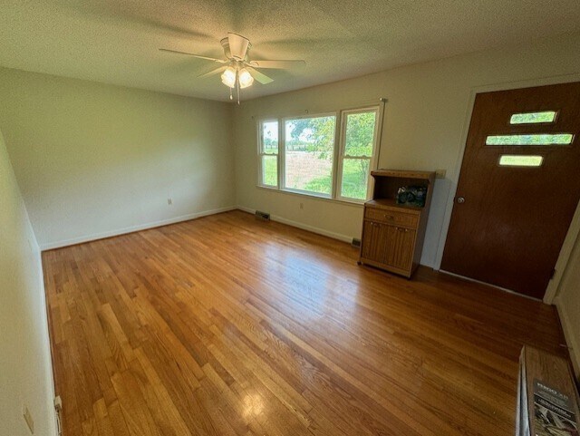 Foto del edificio - 379 Snow Creek Rd