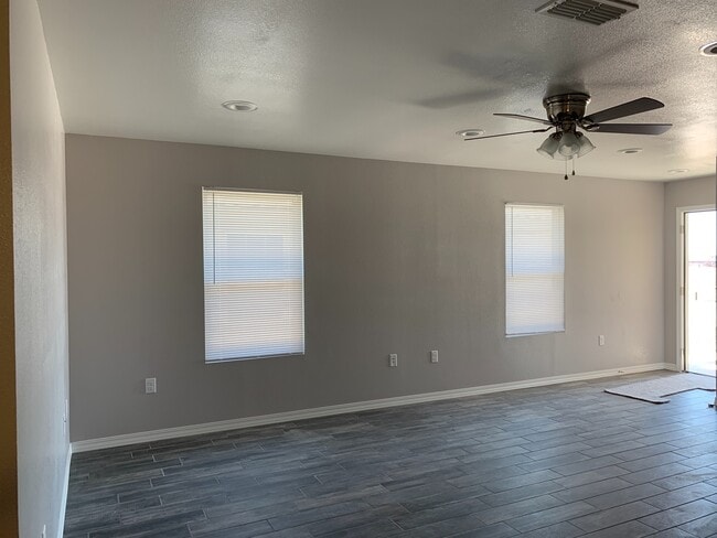 Building Photo - rf2620