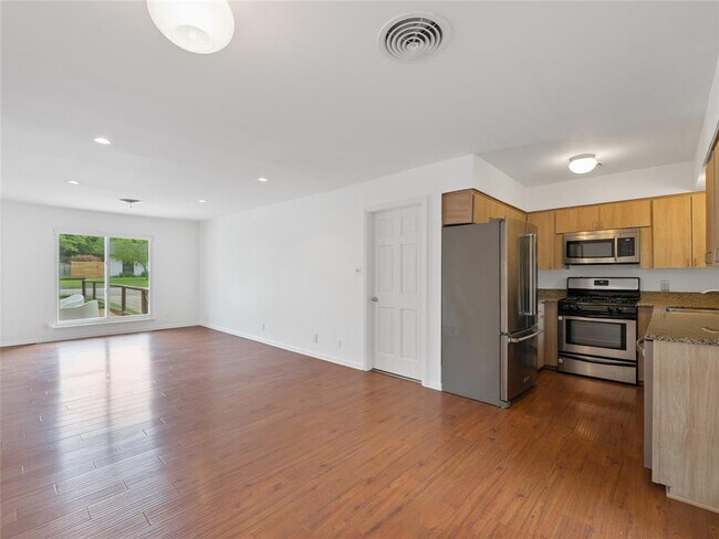 Foto del edificio - 616 Long Bow Ln