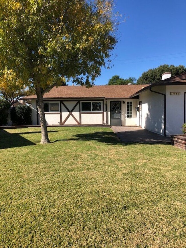 Building Photo - Nicely remodeled 3 bedroom 2 bath home wit...