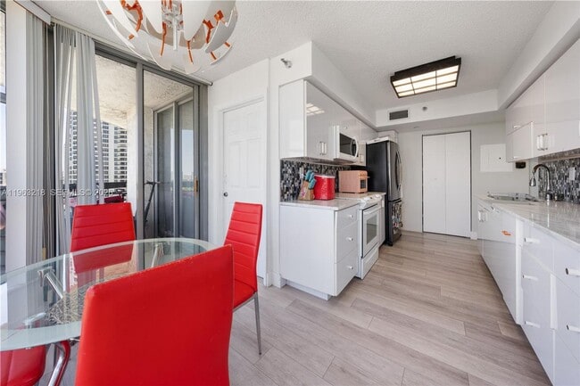 Photo - 3530 Mystic Pointe Dr House