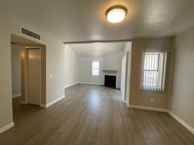Foto del edificio - Lovely 2 Bedroom 2 Bath with Fireplace!