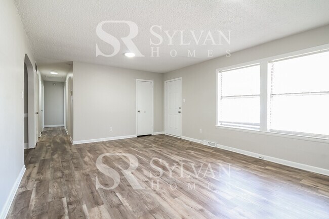 Building Photo - This 3 bedroom, 2 bathroom home is sure to...