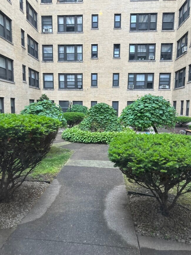 Foto del edificio - 5480 S Cornell Ave