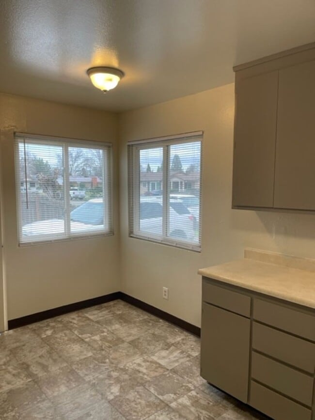 Building Photo - 3313 Willow Ln