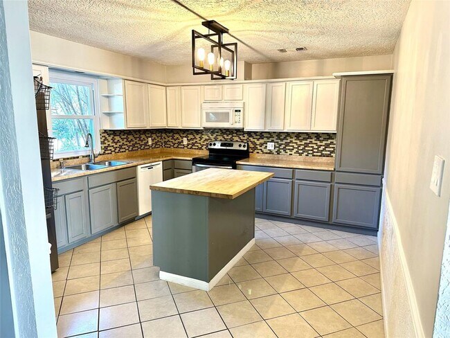 Foto del edificio - 17115 Kings Walk Ln