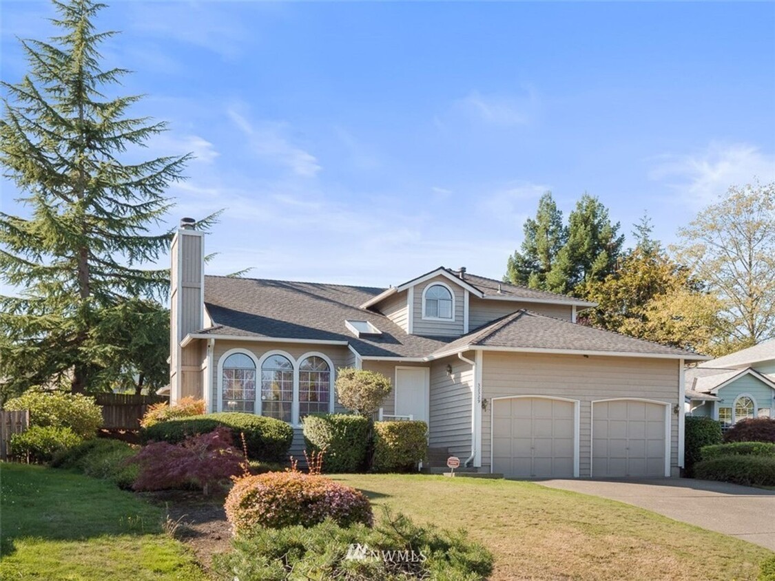 Foto principal - Spacious 3 Bedroom Home In Federal Way